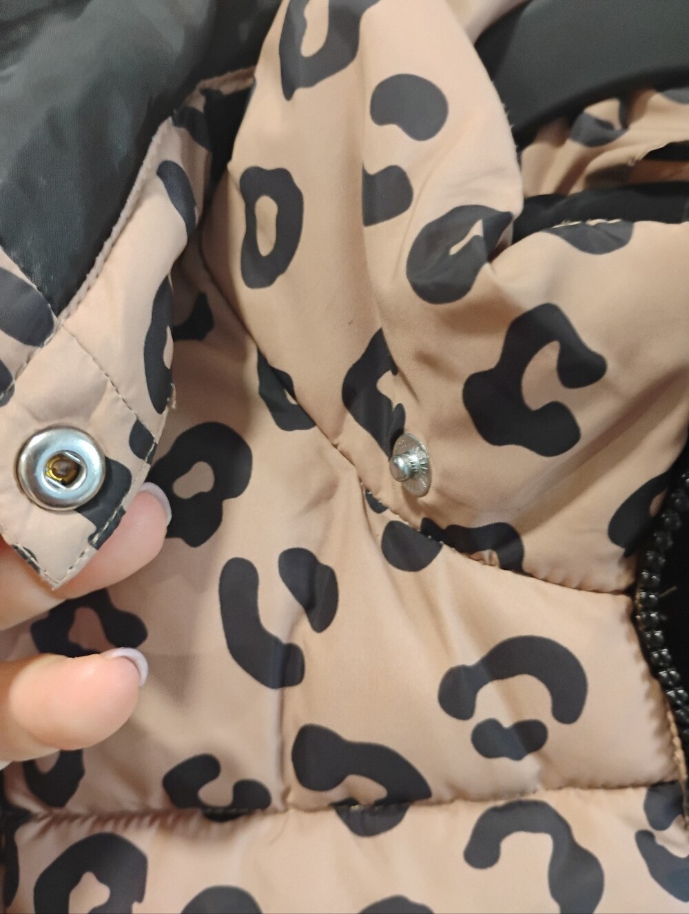 🩷 2/$27 H&M Leopard Puffer jacket 3/4T... - Picture 6 of 7